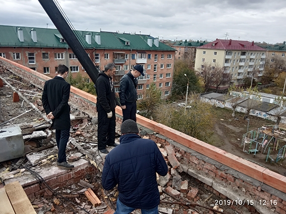 В Омске к первому снегу остались без крыш несколько домов