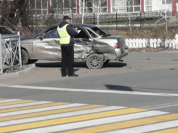  В Омске священник на Mercedes врезался в авто