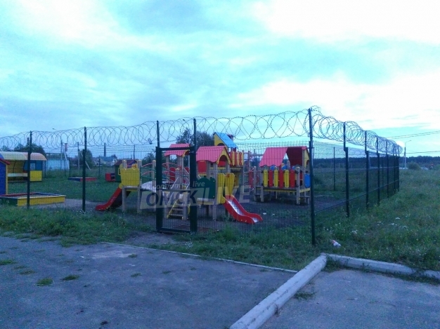 В Омске детскую площадку огородили колючей проволокой от безысходности