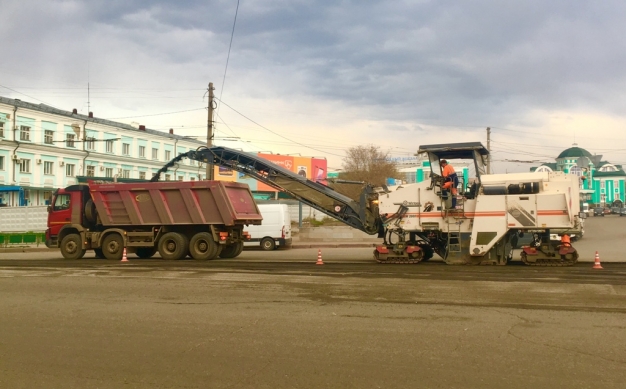 Вагнер отказался заделывать трещины на проспекте Маркса