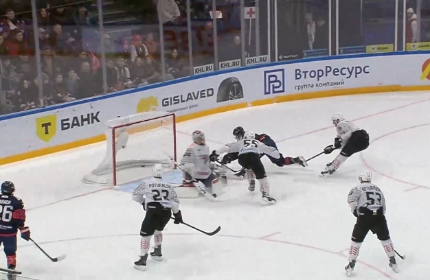 Одной мало. «Авангард» в упорном матче уступил «Металлургу» в Магнитогорске