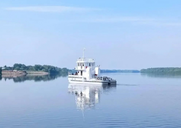 Омские судостроители спустили на воду буксир и паром