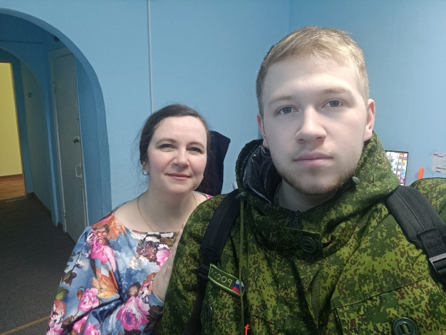 В Омске казаки спасли ребенка от падения из окна