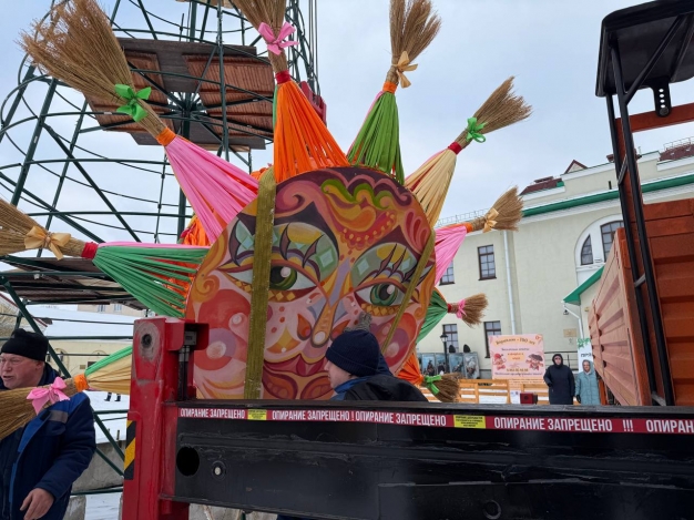 В Омской крепости установили 16,5-метровую Масленицу