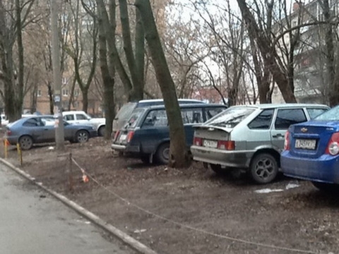 Чиновники демонтируют незаконно установленные барьеры в омских дворах
