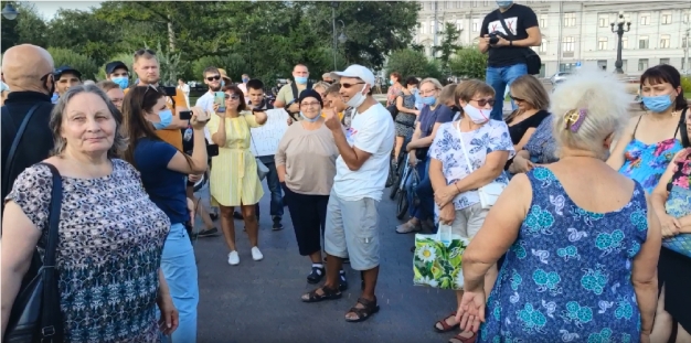 Омичи вышли «кормить голубей» в поддержку Хабаровска