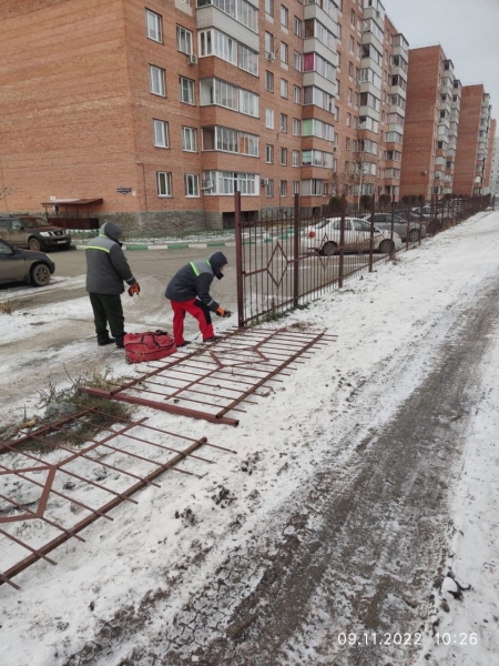 На Левом берегу жильцам дома пришлось демонтировать незаконно установленный забор