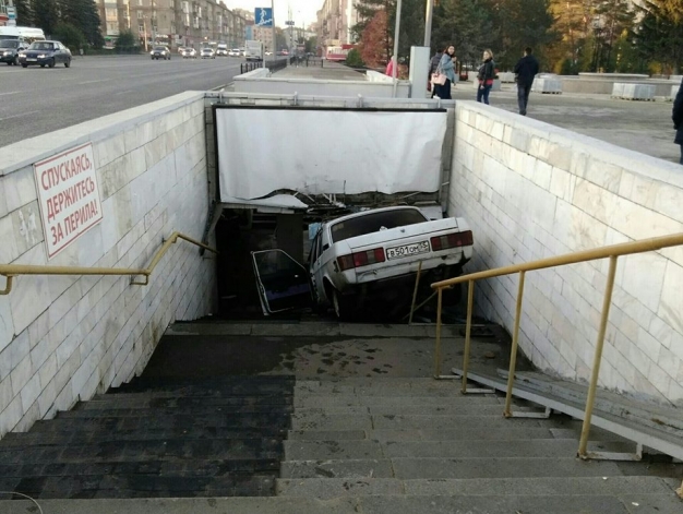 Не справившийся с управлением водитель въехал в подземный переход у цирка