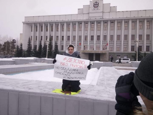 Экс-депутат встала у правительства Омской области коленями на гречку