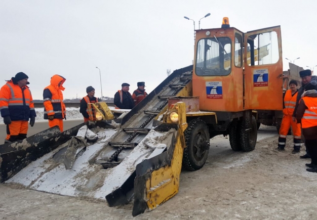 В снегопад на омском метромосту снегоуборочная техника работает круглосуточно