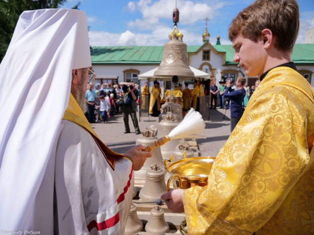 На Крестовоздвиженский собор в Омске установили новые колокола