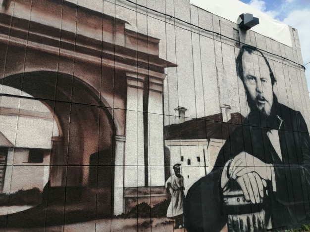 В центре Омска появилось граффити с портретом Достоевского