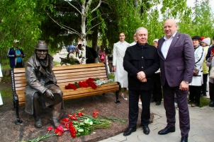 «Заря не зря, и я не зря»: в Омске открыли памятник Аркадию Кутилову