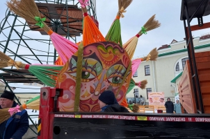 В Омской крепости установили 16,5-метровую Масленицу