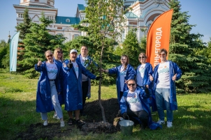 Благодаря волонтёрам ОНПЗ в центре Омска появились яблони, напоминающие сакуру