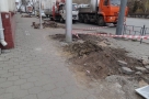 В центре Омска столбы устанавливают посреди тротуара