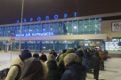В конце новогодних праздников в омском аэропорту — огромные очереди из сотен пассажиров