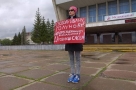 В Омске прошла серия одиночных пикетов в защиту журналиста «Медузы» Ивана Голунова