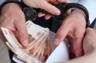 Перед Новым годом суд арестовал омича, передавшего сотруднику ФСБ 200 тысяч взятки
