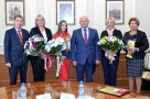 Вера Бирюкова получила из рук Виктора Назарова сертификат на три миллиона рублей