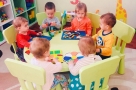 Омские власти предлагают внести в закон поправки, позволяющие принимать детей медработников в детсады без очереди