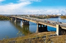 В Омске на Ленинградском мосту из-за провала перекрыли тротуары