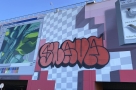 Омский граффитист SLAVA перекрыл арт-объект на фасаде МЕГИ своей надписью 