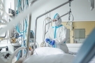 Cуд отказал омскому врачу в доплате за лечение больных коронавирусом