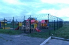 В Омске детскую площадку огородили колючей проволокой от безысходности