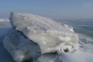 В Омске спасатели сняли с льдины упавшую в реку женщину