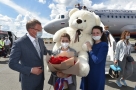 Олимпийскую чемпионку Виталину Бацарашкину в аэропорту встретили губернатор, мэр и медведь
