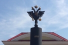 В центре Омска появилась колонна с двуглавым орлом