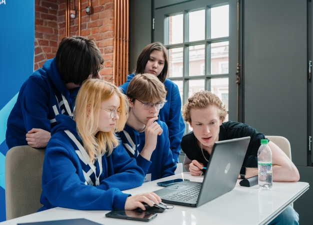 «Умножая таланты»: Омских старшеклассников приглашают к участию в интеллектуальном турнире «Газпром нефти»