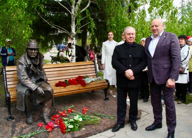 «Заря не зря, и я не зря»: в Омске открыли памятник Аркадию Кутилову
