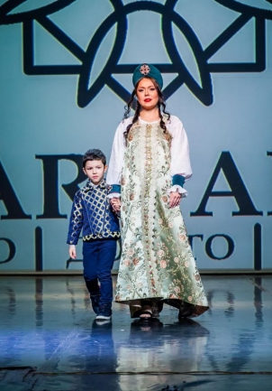 Питерские модели уже третий год наряжаются в платья омского дизайнера Алеси Григорьевой