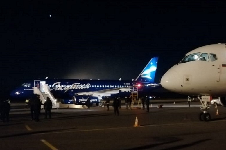 Самолет москва омск прилетел. Борт №1 прилетает в Омск.