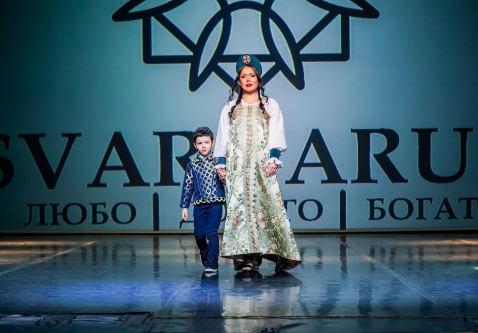 Питерские модели уже третий год наряжаются в платья омского дизайнера Алеси Григорьевой