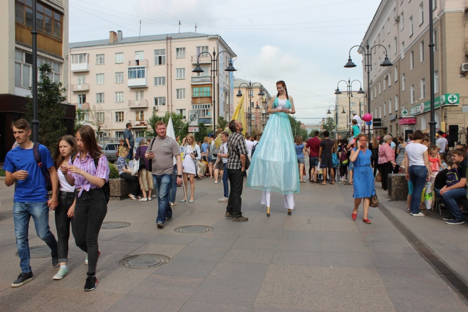 Арбат сеансы. Омский Арбат. Молодежный Арбат. Молодежь Омска. Омск Арбат фото.