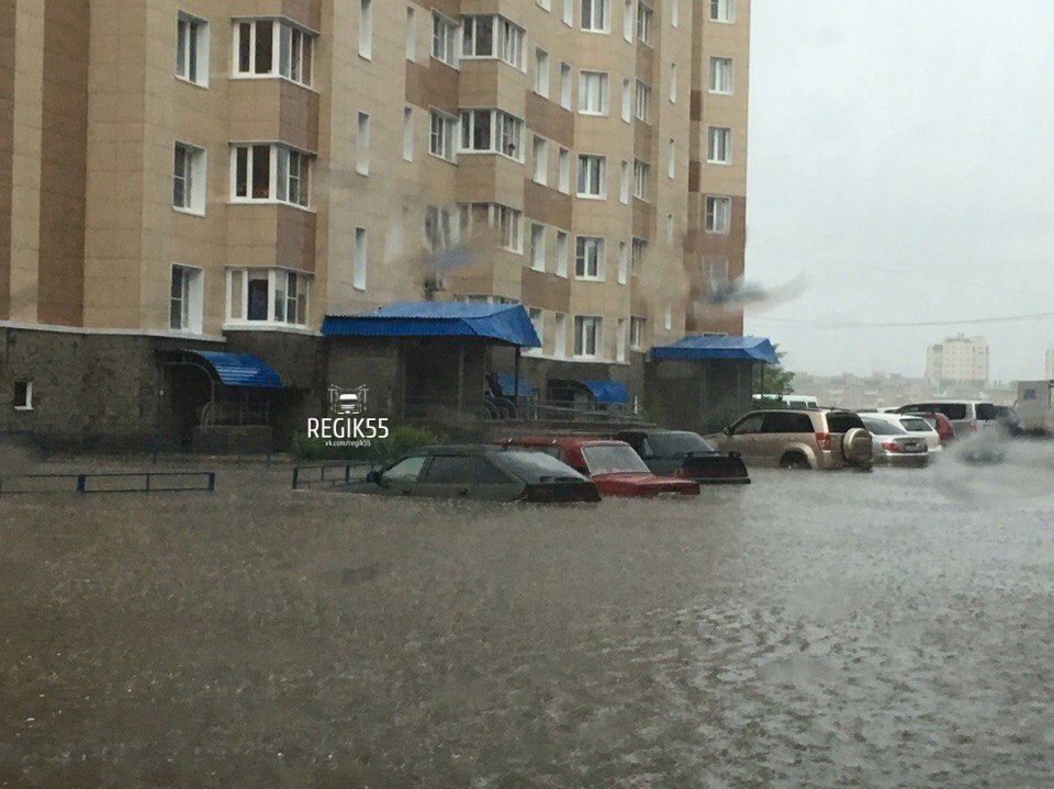 Машины, затопленные во дворе домов на улице Туполева