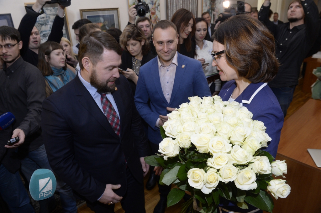 Лидер омских справедливороссов Владимир Гуселетов вручает цветы избранному мэру Оксане Фадиной