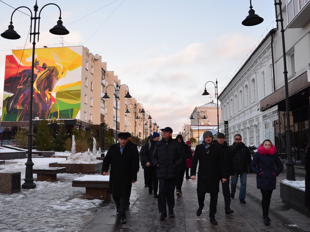 Омск последние. Бурков на площади Ленина Омск. Бурков Полежаев Омск фото. Погулять по Омску онлайн. Погулять в центре Омск-.