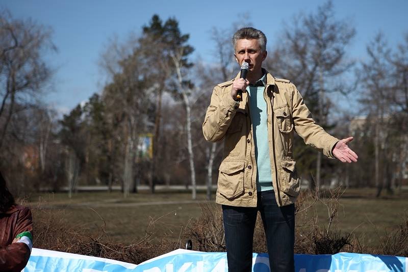 Сергей Костарев на трибуне экологического митинга