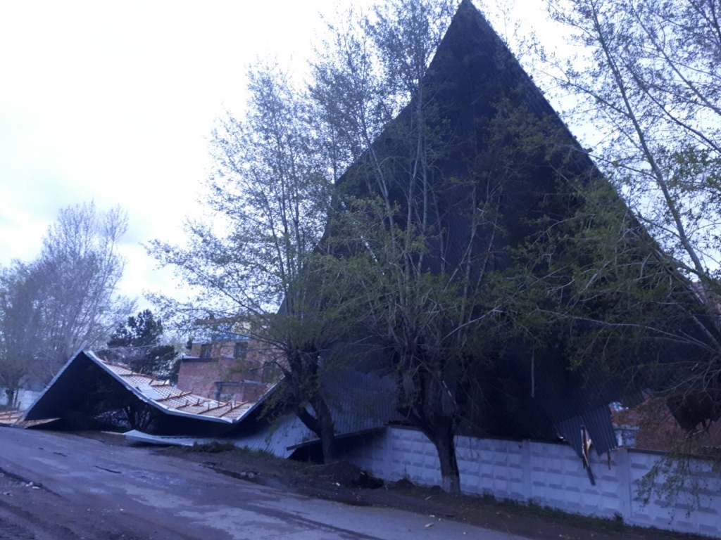 Ураган снес в Омске крышу с дома - ВОмске