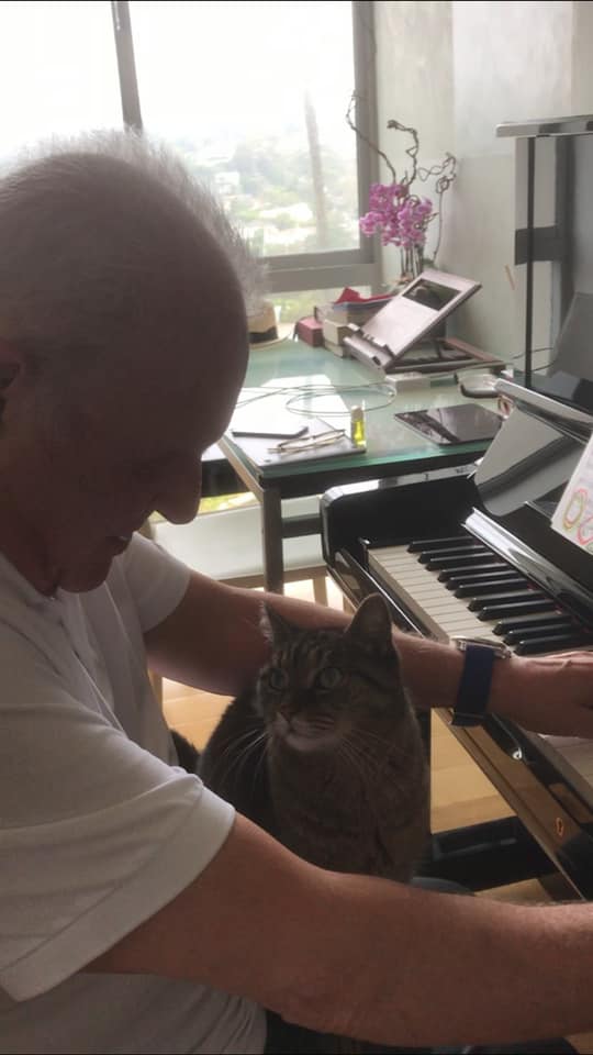 Хопкинс обязан играть для кота на фортепиано