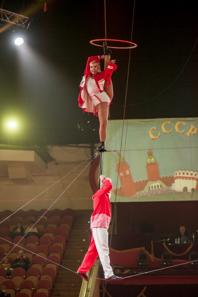 Голые акробатки в цирке (75 фото)