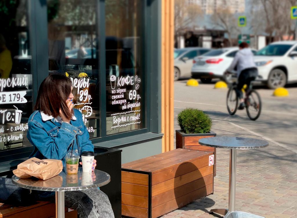 Летняя веранда кофейни COFFEE ANYTIME по адресу ул. Кемеровская, 1в