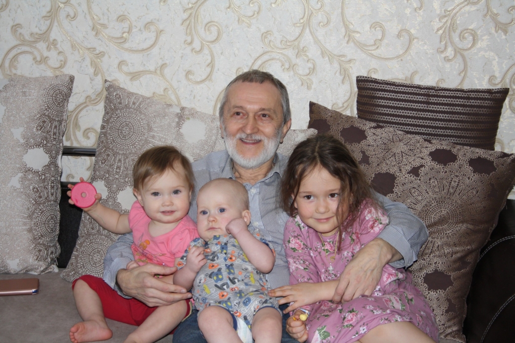 2022. С внучатами (слева направо: Василиса, Тимофей, Дарья)