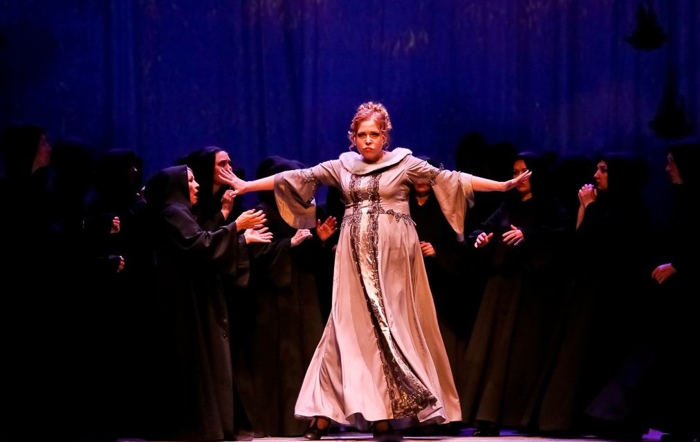 Солистка Большого театра Елена Манистина в сцене из «Бала-маскарада» Верди