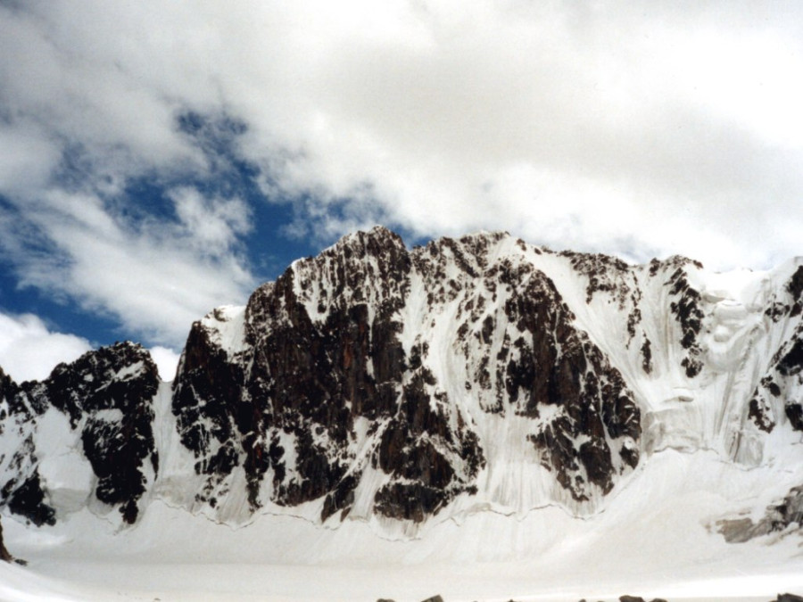 Гора «Свободная Корея», Киргизия (4 777 м). Фото из архива Юрия Кудашкина, предоставленное редакции журнала «Real Экстрим»