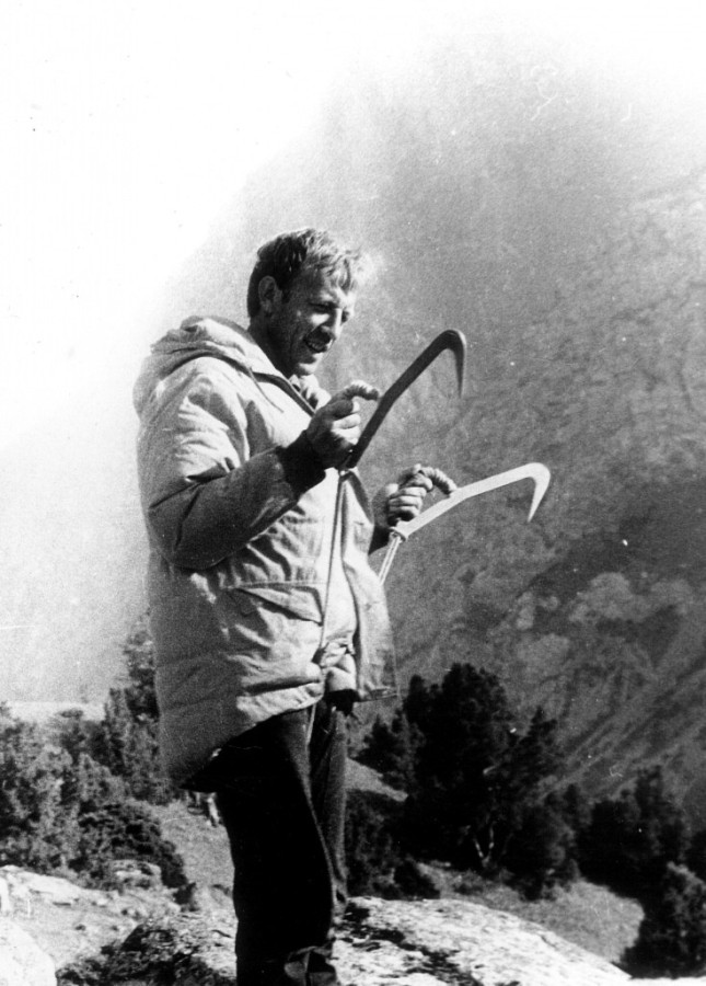 Кудашкин с айс-фифи (ледовый инструмент, применяемый в ледолазании (одно из направлений альпинизма), для преодоления крутых ледовых стен) в 1982 г., Каракол.